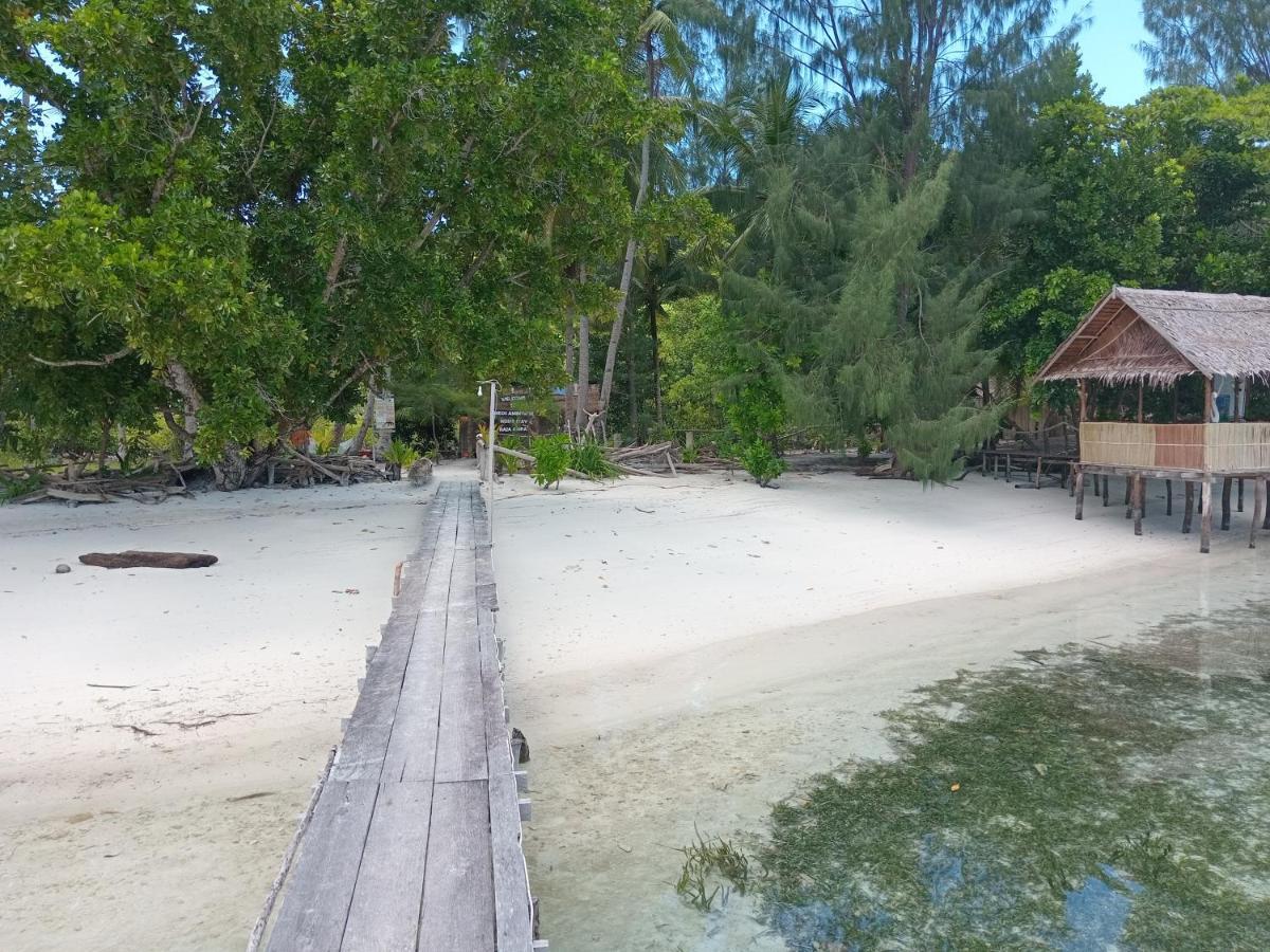 Meos Ambower Homestay Raja Ampat Fam ภายนอก รูปภาพ
