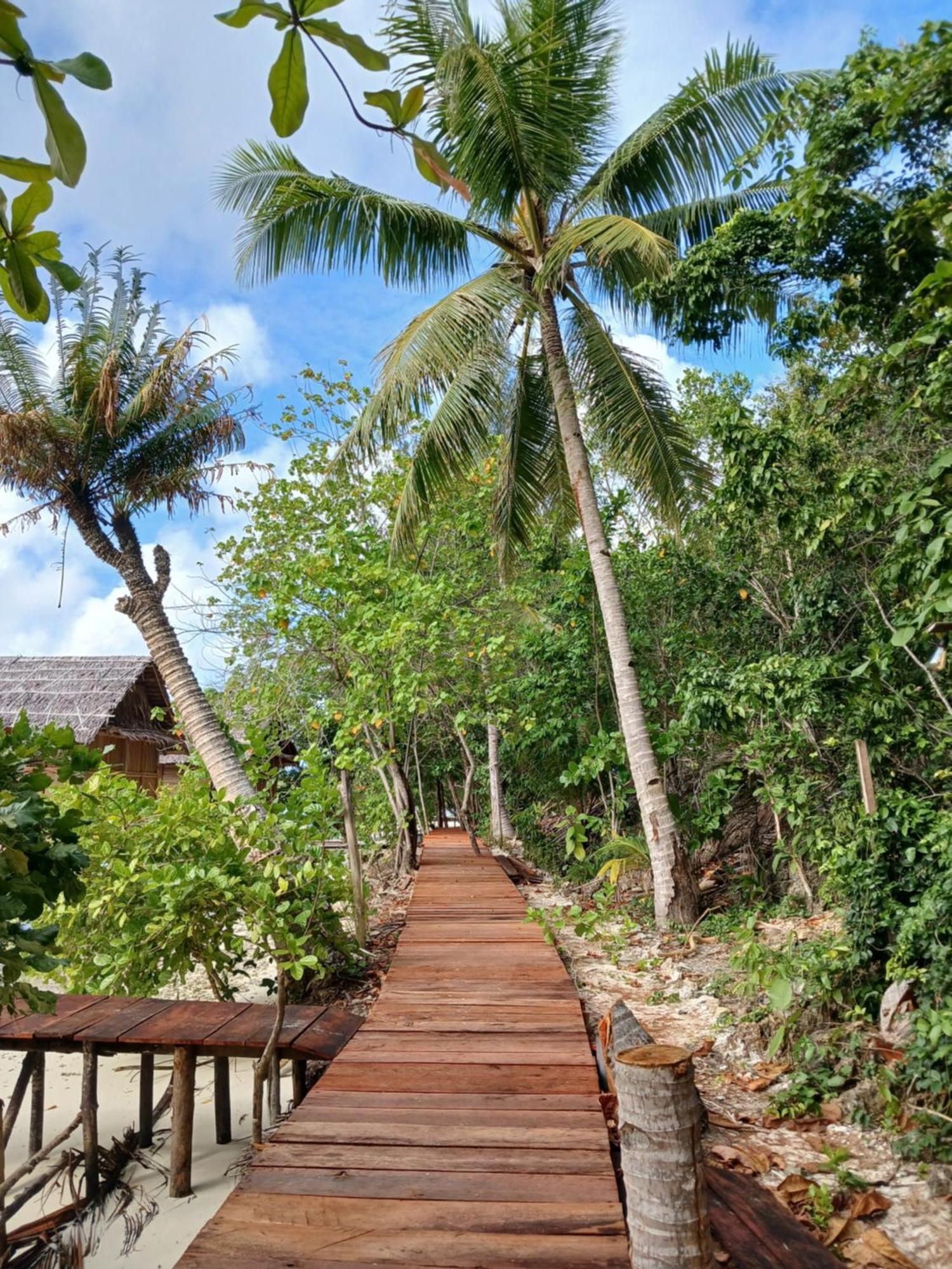 Meos Ambower Homestay Raja Ampat Fam ภายนอก รูปภาพ