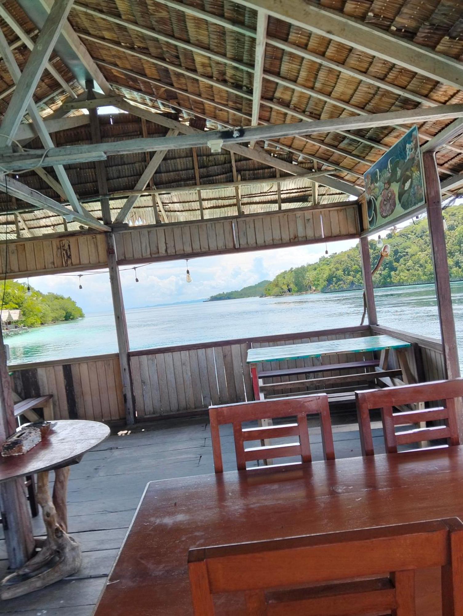 Meos Ambower Homestay Raja Ampat Fam ภายนอก รูปภาพ