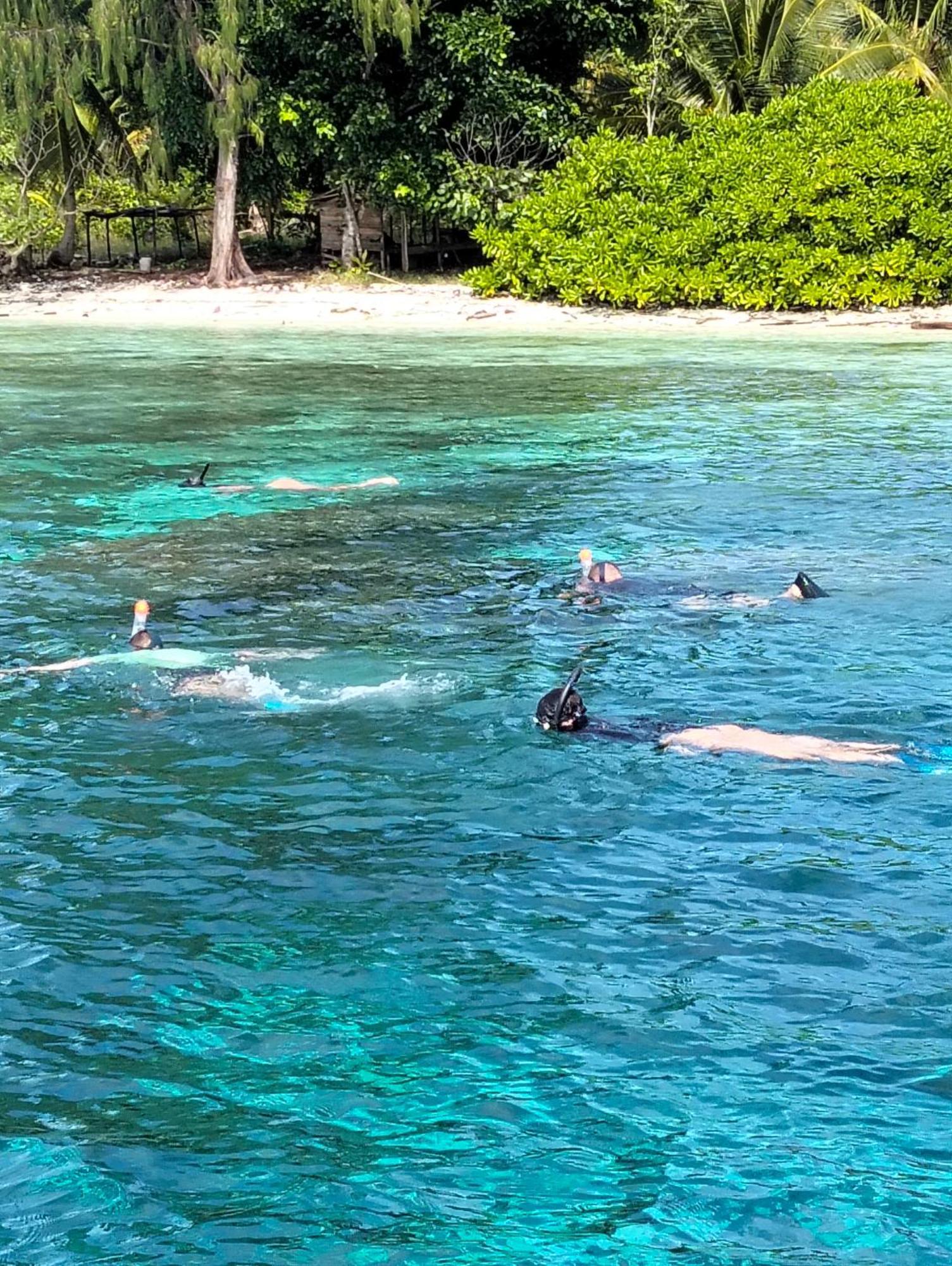 Meos Ambower Homestay Raja Ampat Fam ภายนอก รูปภาพ